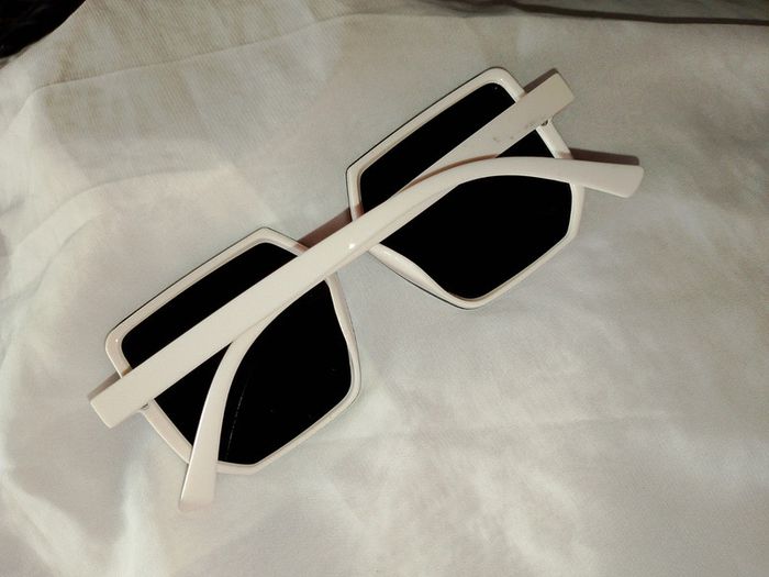 Lunettes de soleil noir et blanc stylé - photo numéro 6