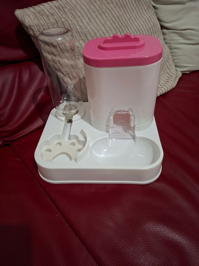 Distributeur nourriture et eau pour chat
