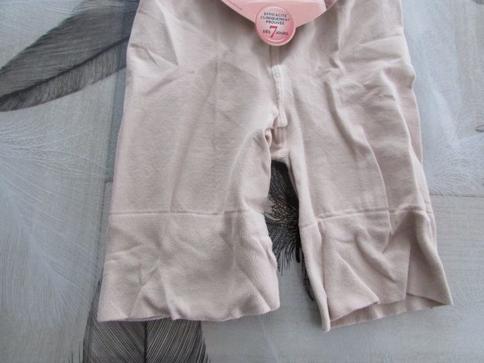 Panty gainant Action Minceur DIM Taille 42/44 - photo numéro 4