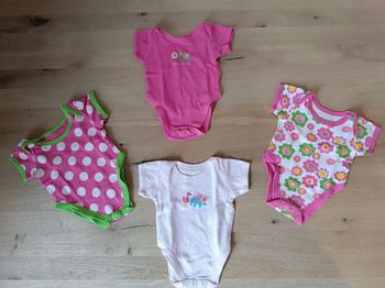 Lot 4 bodies fille 1 mois