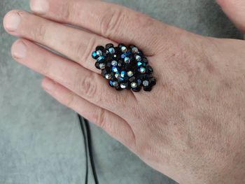 bague fantaisie en perles de verre noires métallisées