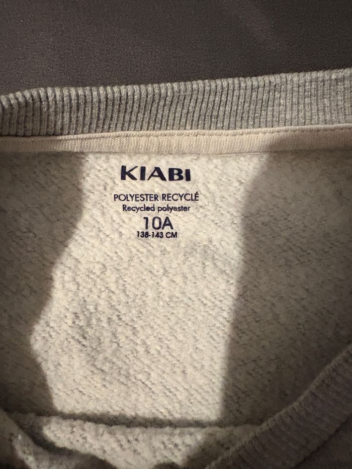 Sweat gris col rond kiabi 10 ans - photo numéro 3