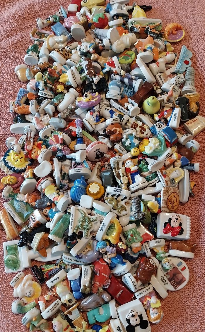 lot n°3 de 200 fèves Asterix Disney Looney Tunes dessin animé film animation etc......