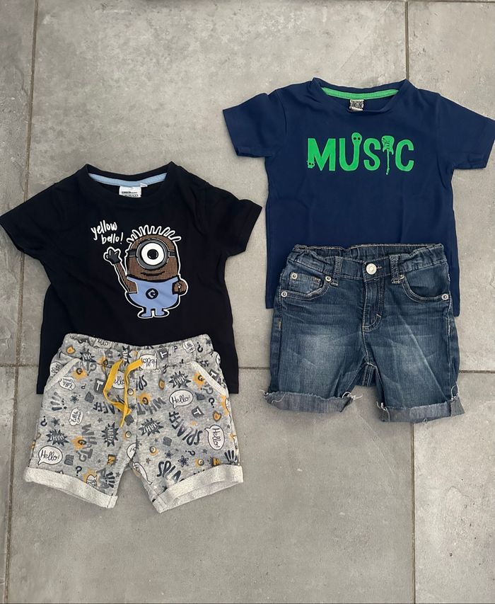 Lot de deux ensembles short et T-shirt taille trois ans, les Minions orchestra gap