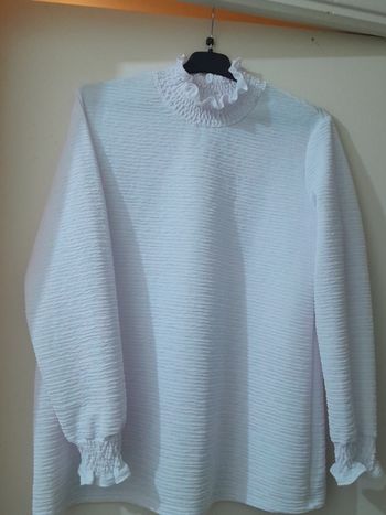 Haut blanc à volanté 