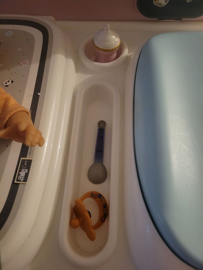 Table de docteur smoby avec 1 poupée corolle - photo numéro 6