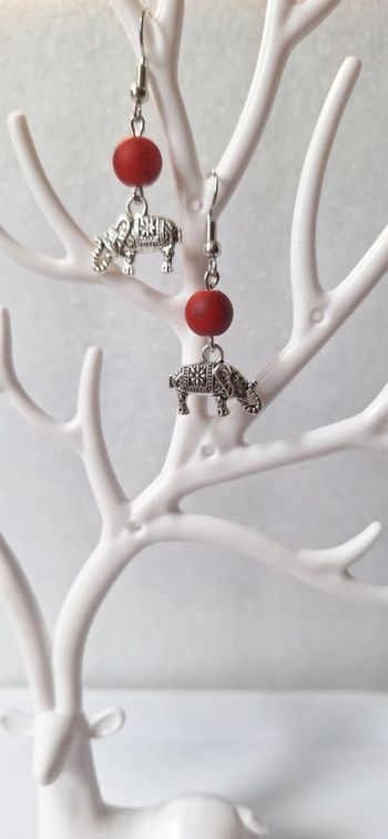 Boucles d'oreilles éléphant perle rouge