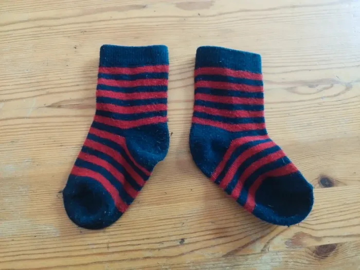 Chaussettes bleu et rouge - photo numéro 2