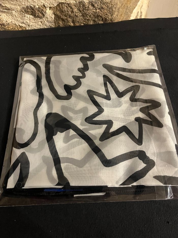 Magnifique foulard Castelbajac Paris 90/90 cm Neuf - photo numéro 7