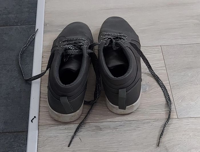 Paire de chaussures grises, classiques, pointure 37