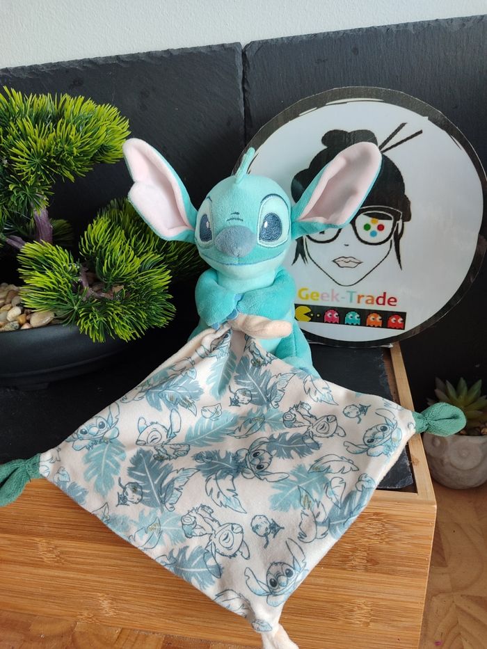 Disney baby Stitch Peluche doudou bleu beige feuille mouchoir vert DD000073