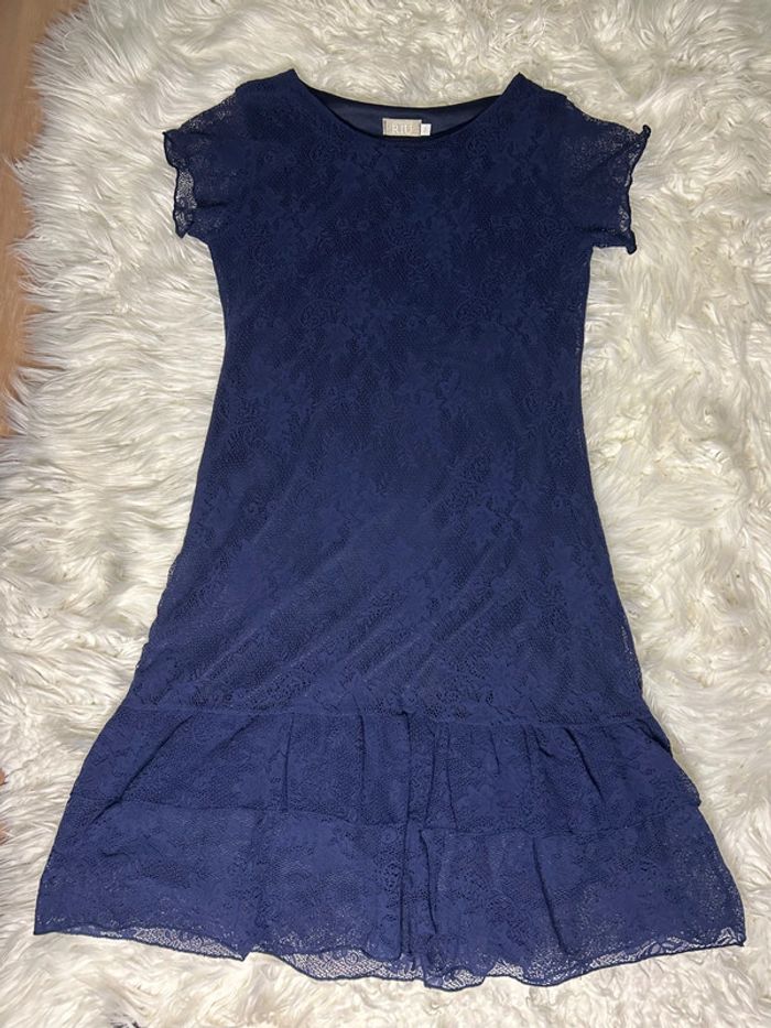 Robe mi-longue bleue marine en dentelle à volants manches courtes