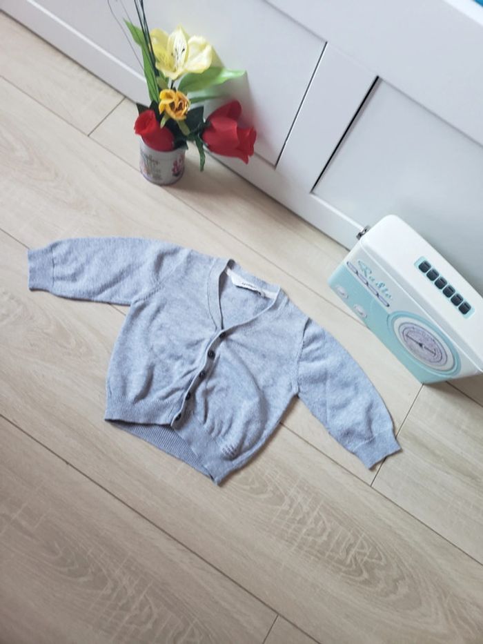 Veste grise 🎀 3 pommes taille 6 mois 3€