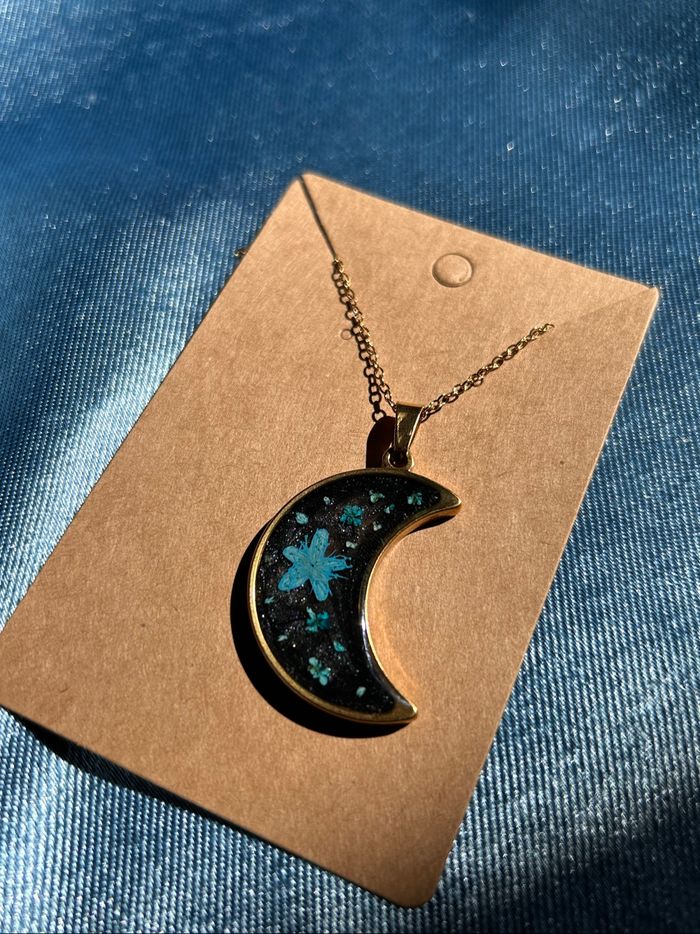 Collier doré avec pendentif - lune - photo numéro 5