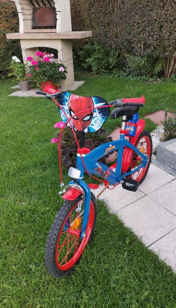 Vélo enfant garçon 5 à 8 ans Spiderman
