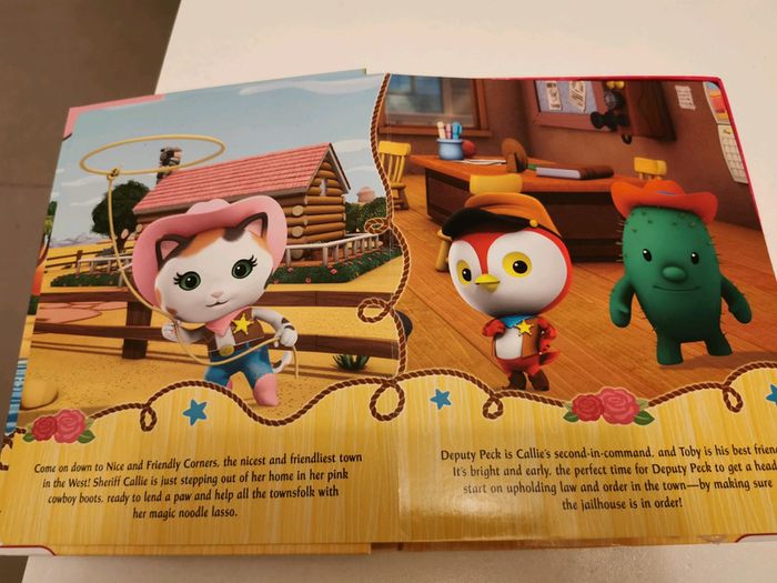 Livre avec figurines - photo numéro 2