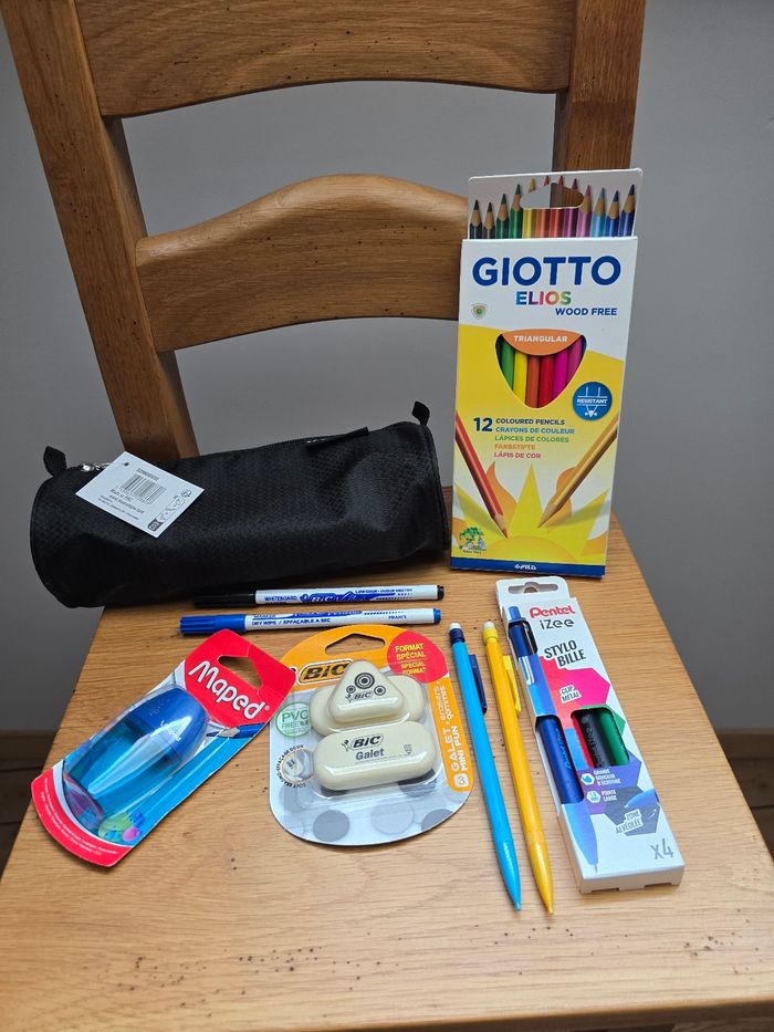 Lot de fournitures scolaires