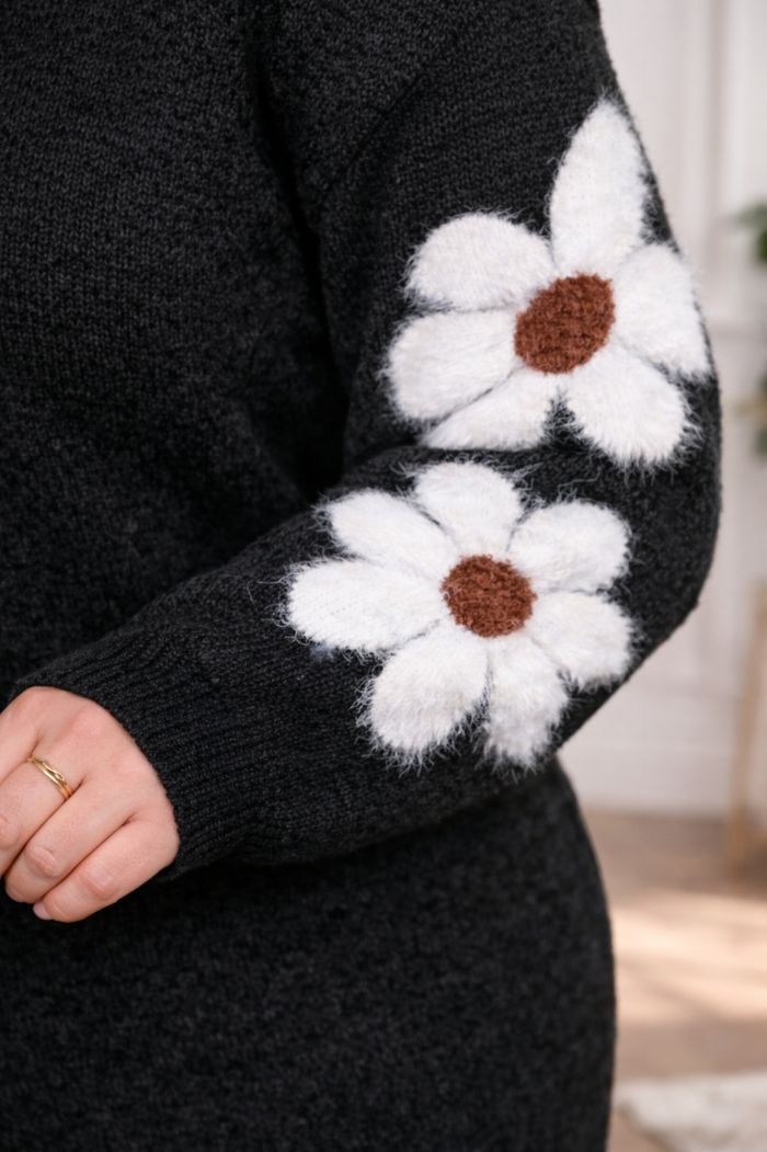 Robe pull en tricot noire au motif marguerites sur les manches Femme taille 54 marque Asos 💍 - photo numéro 4