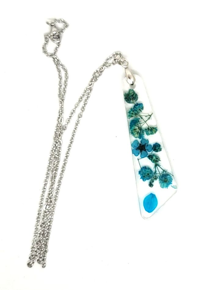 Bijoux création collier fleurs séchées chute de bleu