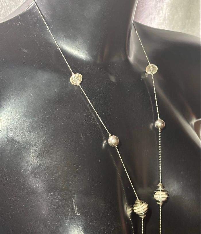 Sautoir argenté et blanc – Élégance intemporelle ✨ - photo numéro 4