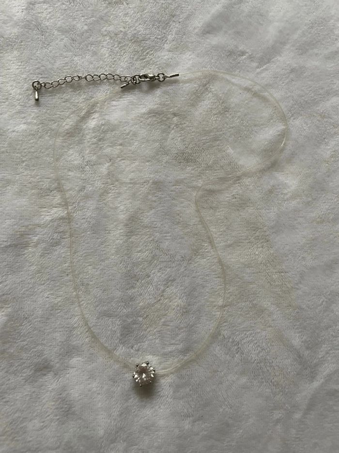 Collier ras du cou transparent avec pierre