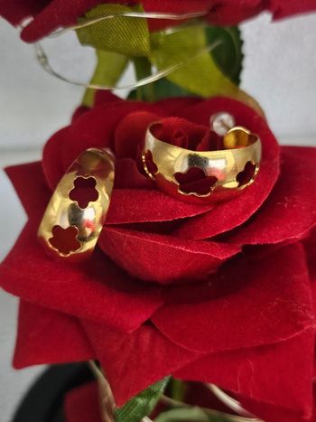 Créoles ouverte avec fleurs ajourees en acier inoxydable