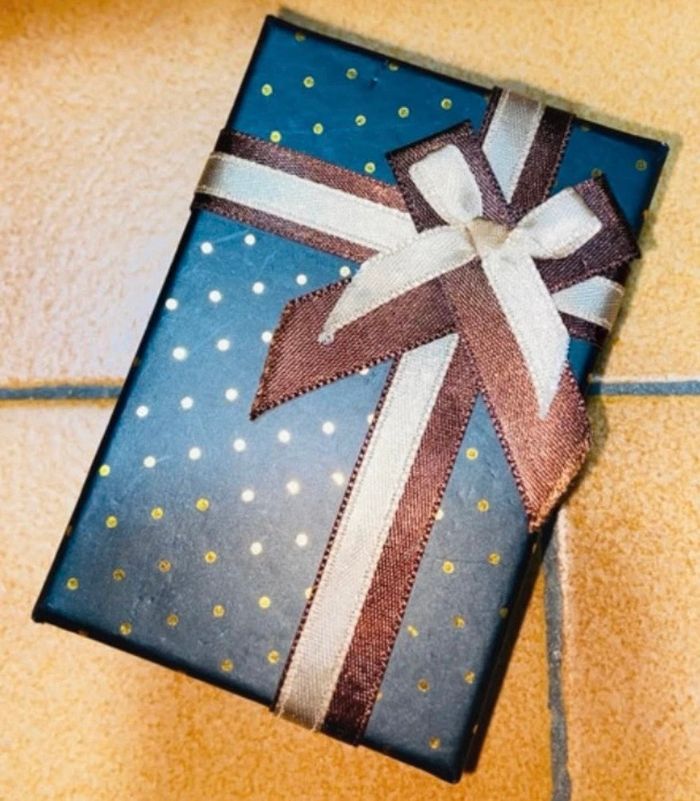 Belle paire de boucle d'oreille couleur doré et strass neuves - photo numéro 5