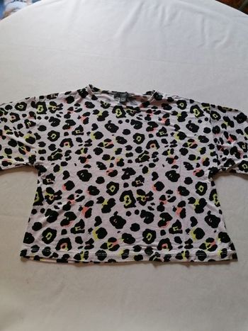 Beau tee-shirt belle qualité de tissus bien aérien idéale pour l'été taille 2 XS .32/34