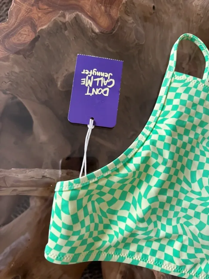 Haut de la photo de Don't call me Jennyfer - photo numéro 3