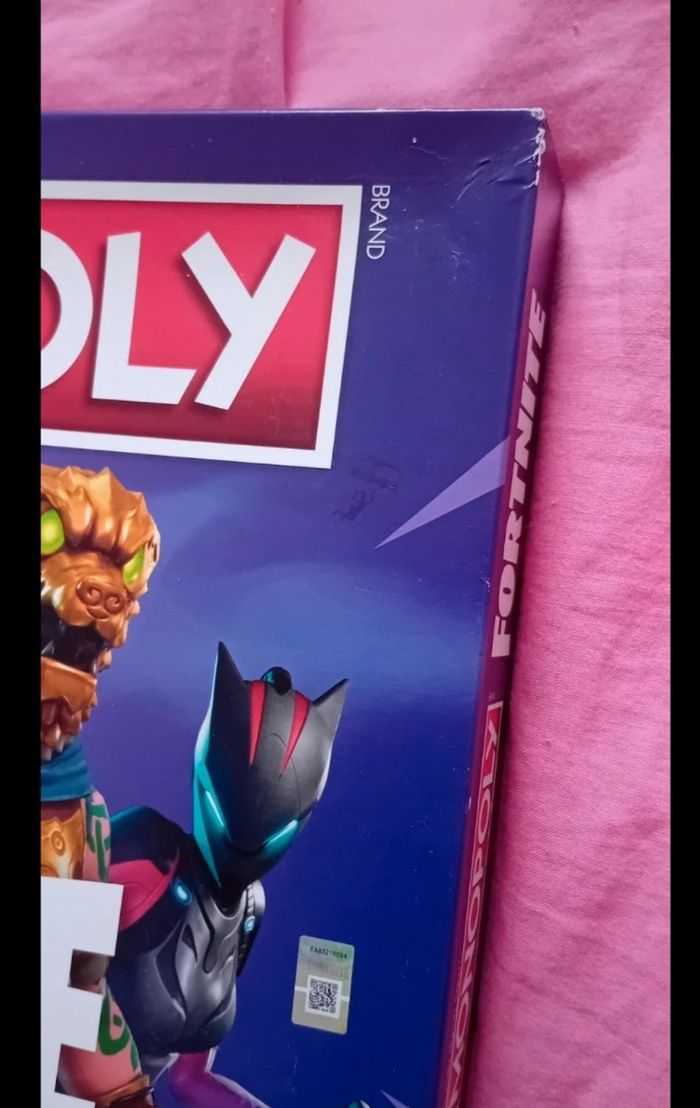 Monopoly Fortnite  Jeu de Société complet et en très bon état, juste un coin légèrement abîmé - photo numéro 3