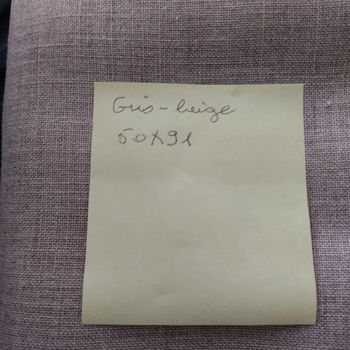 Tissu gris-beige pour broderie