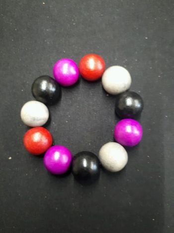 Bracelet avec boules en bois