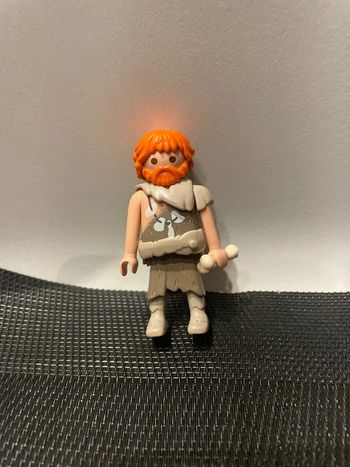 Playmobil figurine homme préhistorique roux barbu collier de dents préhistoire