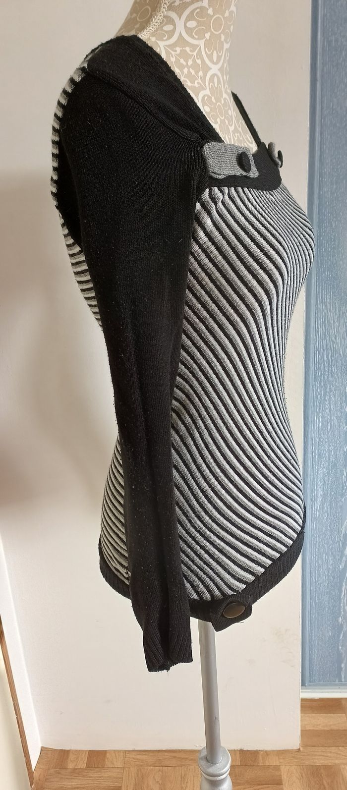 Pull à rayures gris, blanc et noir - photo numéro 2