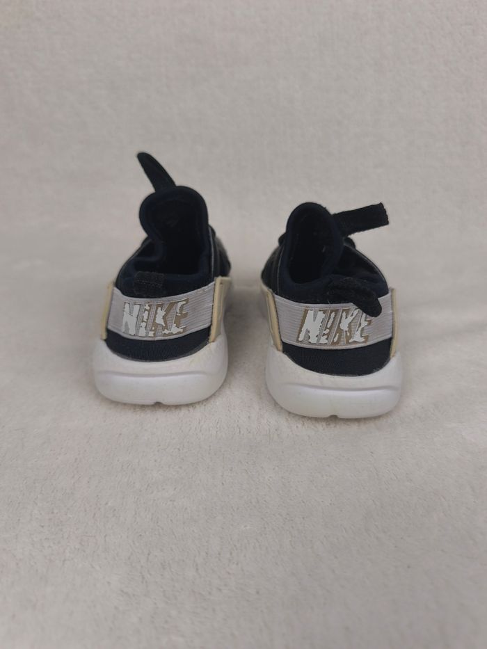 Baskets Nike Huarache Garçon pointure 25 - photo numéro 4
