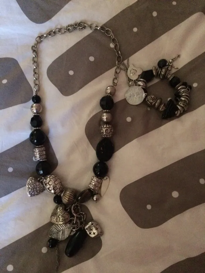 Collier et bracelet breloques