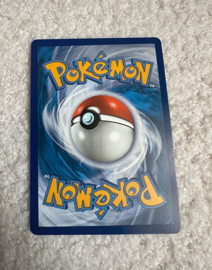 carte Pokémon Pikachu V - photo numéro 2