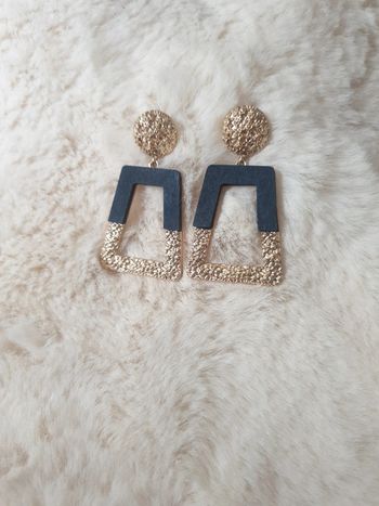 Neuf paire de boucles d'oreilles noir et doré