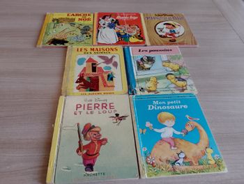 Lot de 7 livres, un petit livre d'or, les album rose (état variable)
