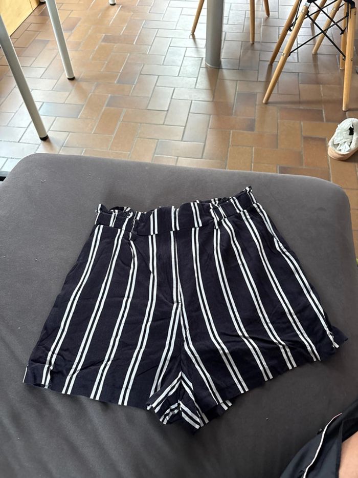 Short à ligne rayure