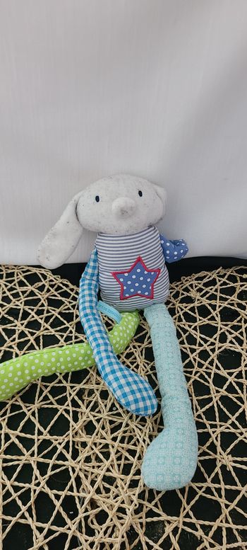 Chien ou lapin HEMA doudou bleu et vert à motifs