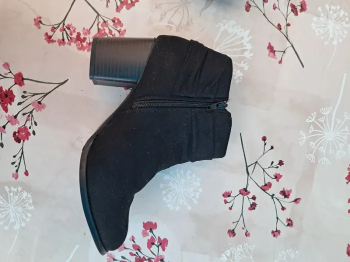 Jolies bottines noires à talons avec nœud côté, comme neuves - T39 - Ligne à suivre - photo numéro 3