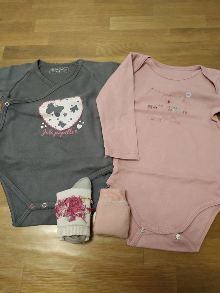 Bodys et chaussettes fille 12 mois