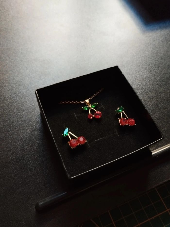 Boucles d'oreilles et pendentif cerise avec coffret cadeau - photo numéro 2