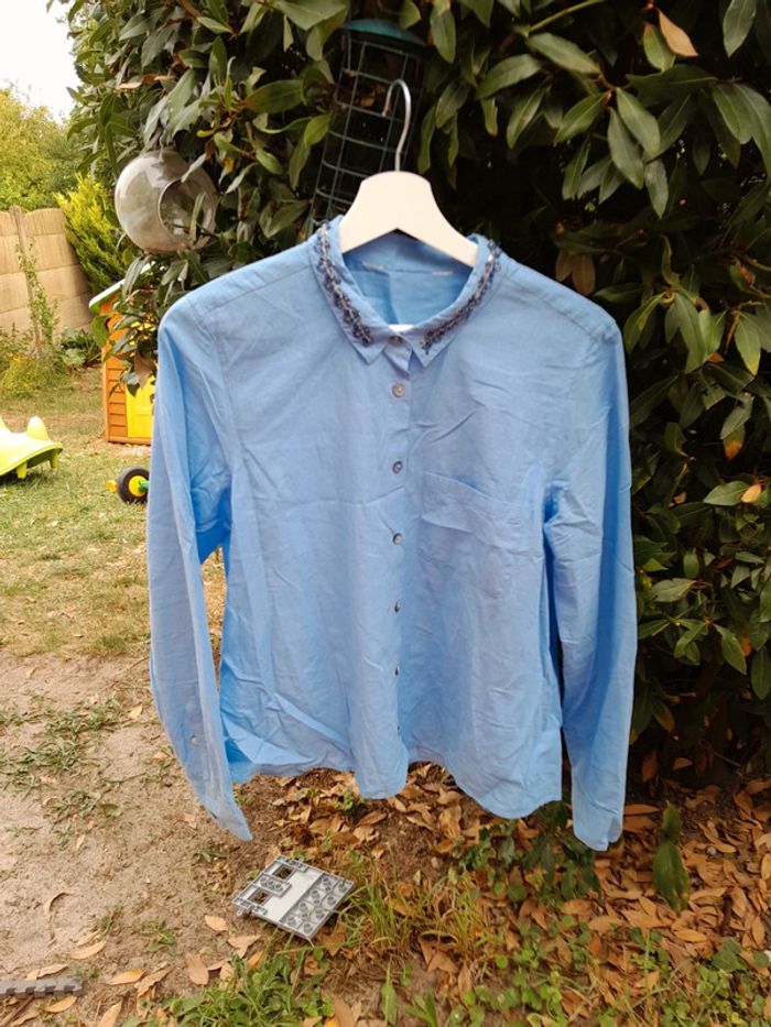 Chemisier bleu col perlé taille 40