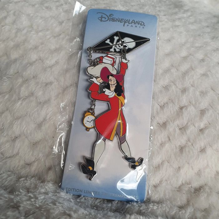 Pin Capitaine crochet dans peter pan edition limitée cerf volant