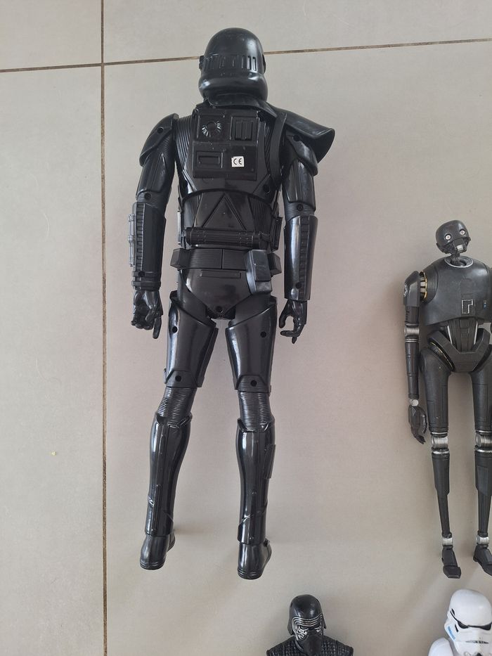 lot de 6 figurines Star Wars, 5 grandes et une géante de 50 cm .
-Death Trooper
-K-2SO
-Kylo Ren x 2
-Stormtrooper
-Dark Vador - photo numéro 5