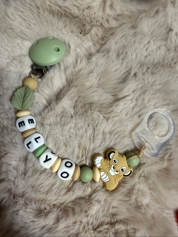 Attache tétine roi lion