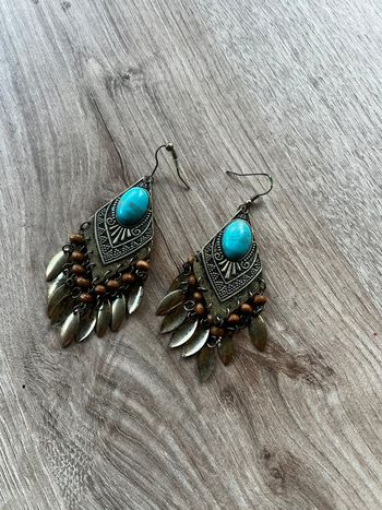 Paire de boucles d’oreilles avec pierre bleue