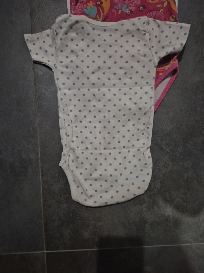 Lot 6 bodies manches courtes taille 12 mois bébé fille - photo numéro 3